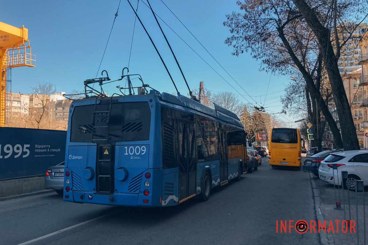 Рух ускладнено і по проспекту Яворницького в бік пам’ятника Слави, і по Героїв Крут