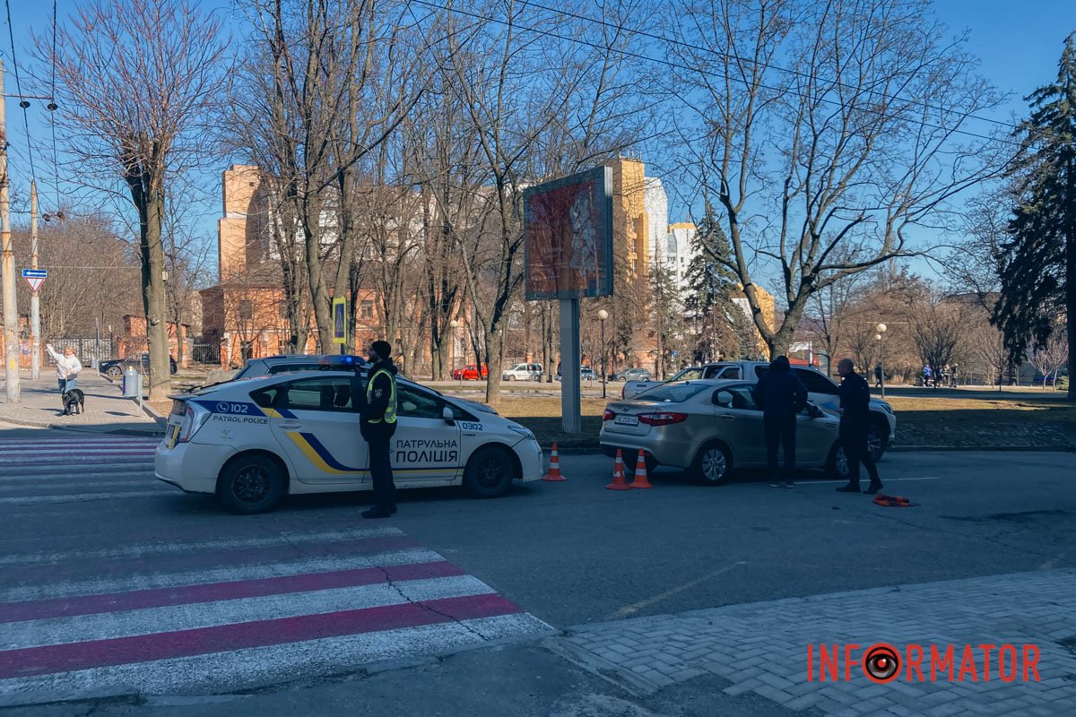 ДТП на перехресті проспекту Дмитра Яворницького та вулиці Героїв Крут