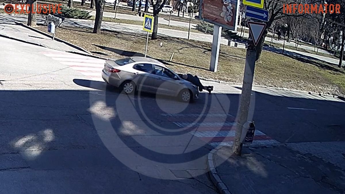 В Днепре на Яворницкого Kia сбила женщину на переходе: видео момента ДТП
