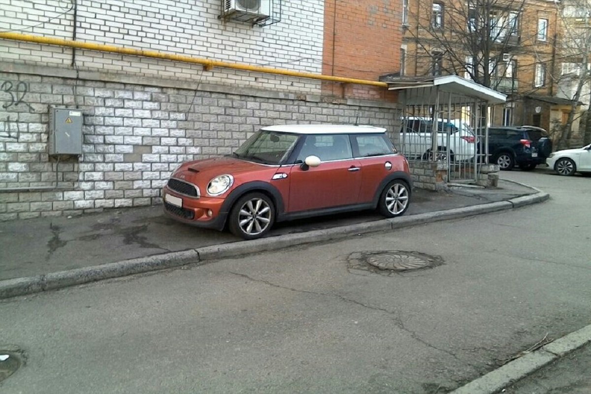 Майже тут і стояла Майже тут і стояла