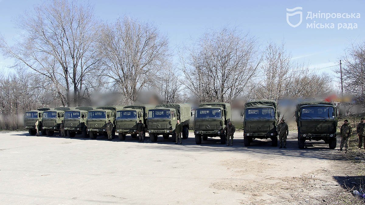 Кожна така вантажівка здатна перевозити понад 2 тонни необхідного Кожна така вантажівка здатна перевозити понад 2 тонни необхідного