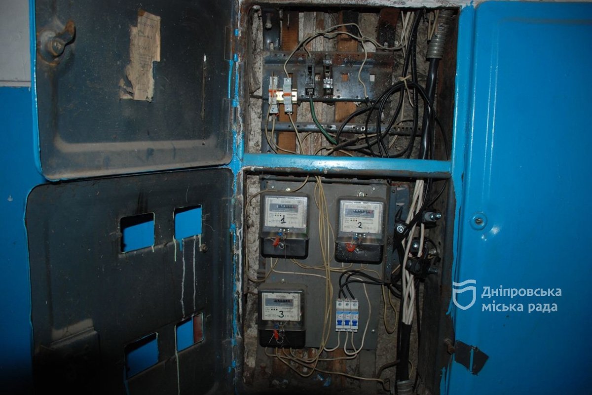 Встановили датчики, які вимикаються автоматично, якщо у підʼїзді нікого немає