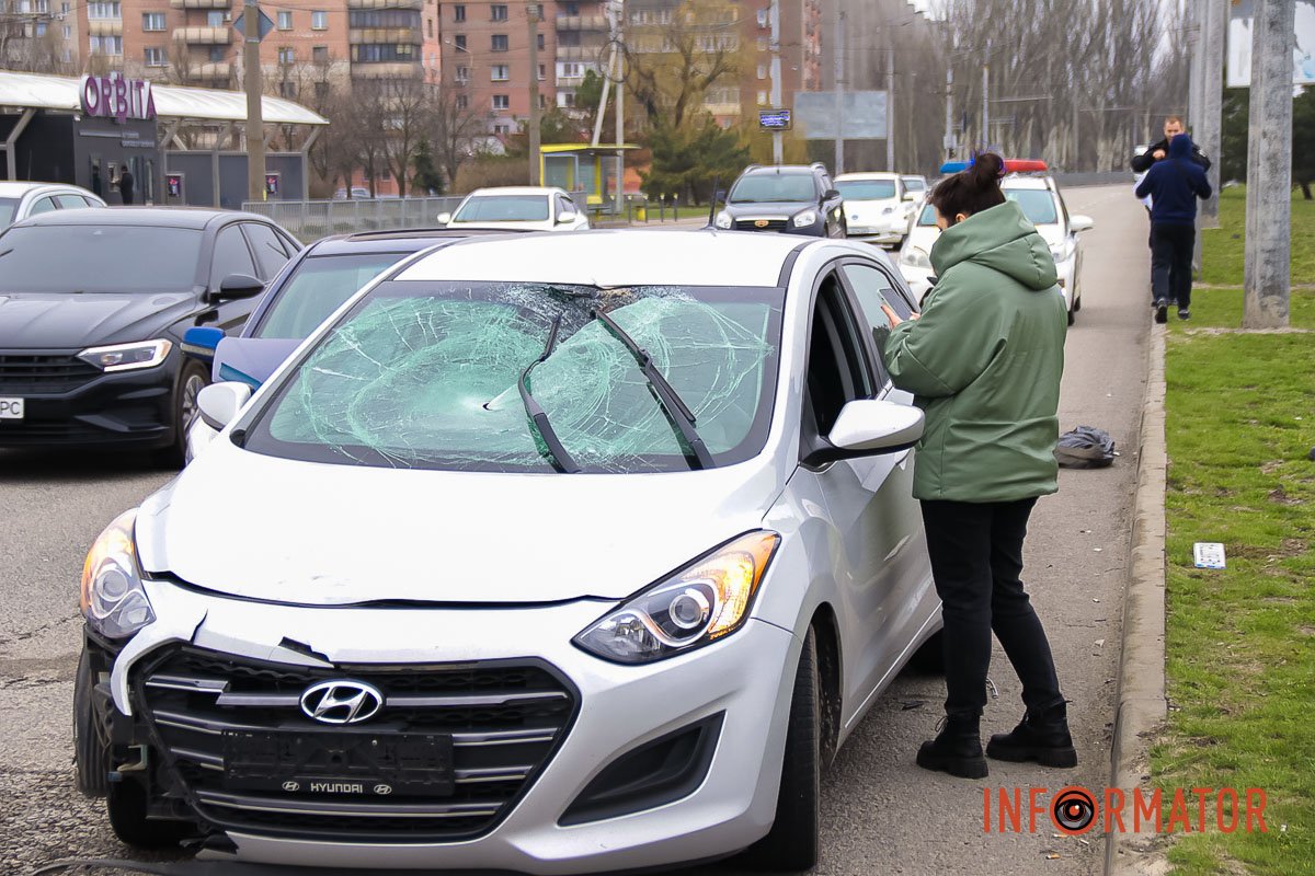 Машини стоять у лівій смузі (в напрямку центру) Машини стоять у лівій смузі (в напрямку центру)