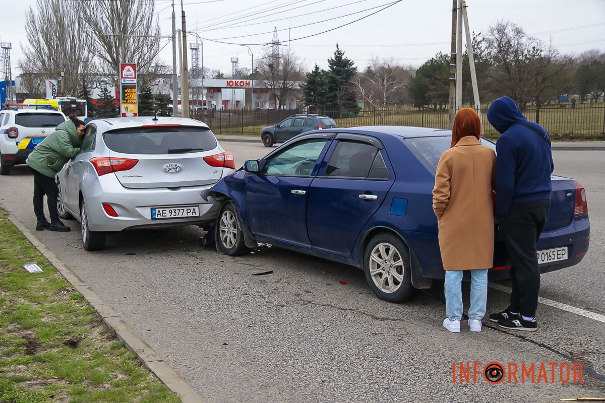 Після того, як Hyundai збив людину, в машину ззаду врізався автомобіль Geely Після того, як Hyundai збив людину, в машину ззаду врізався автомобіль Geely