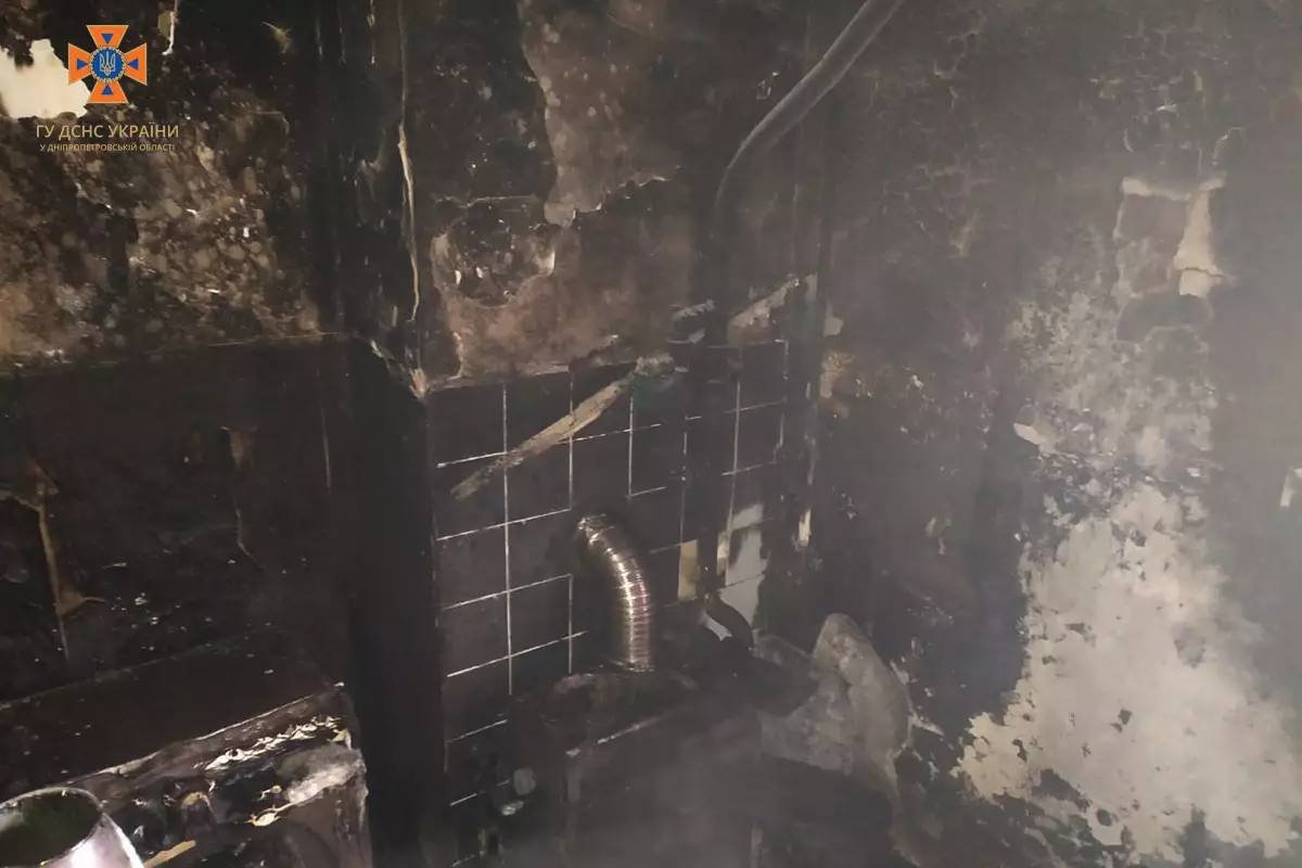 Пошкоджено домашнє майно, меблі та внутрішнє облицювання стін на площі 20 квадратних метрів Пошкоджено домашнє майно, меблі та внутрішнє облицювання стін на площі 20 квадратних метрів