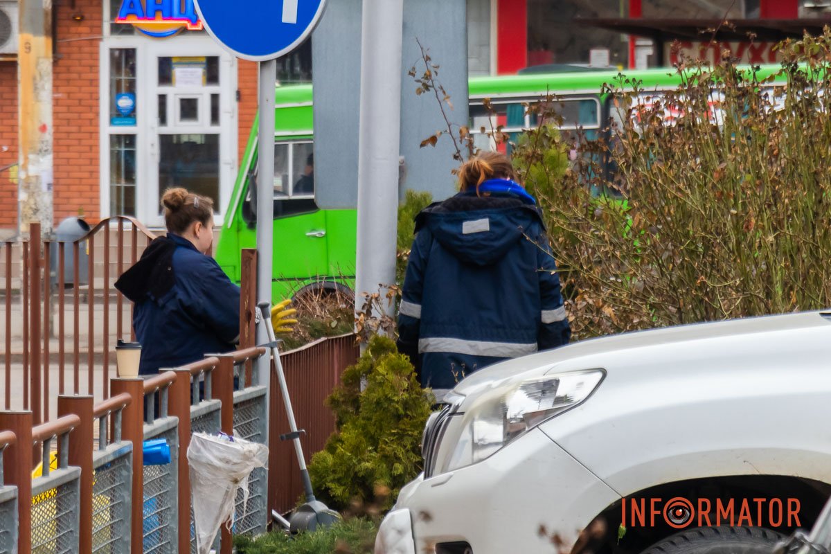 З клумб прибирають сміття 