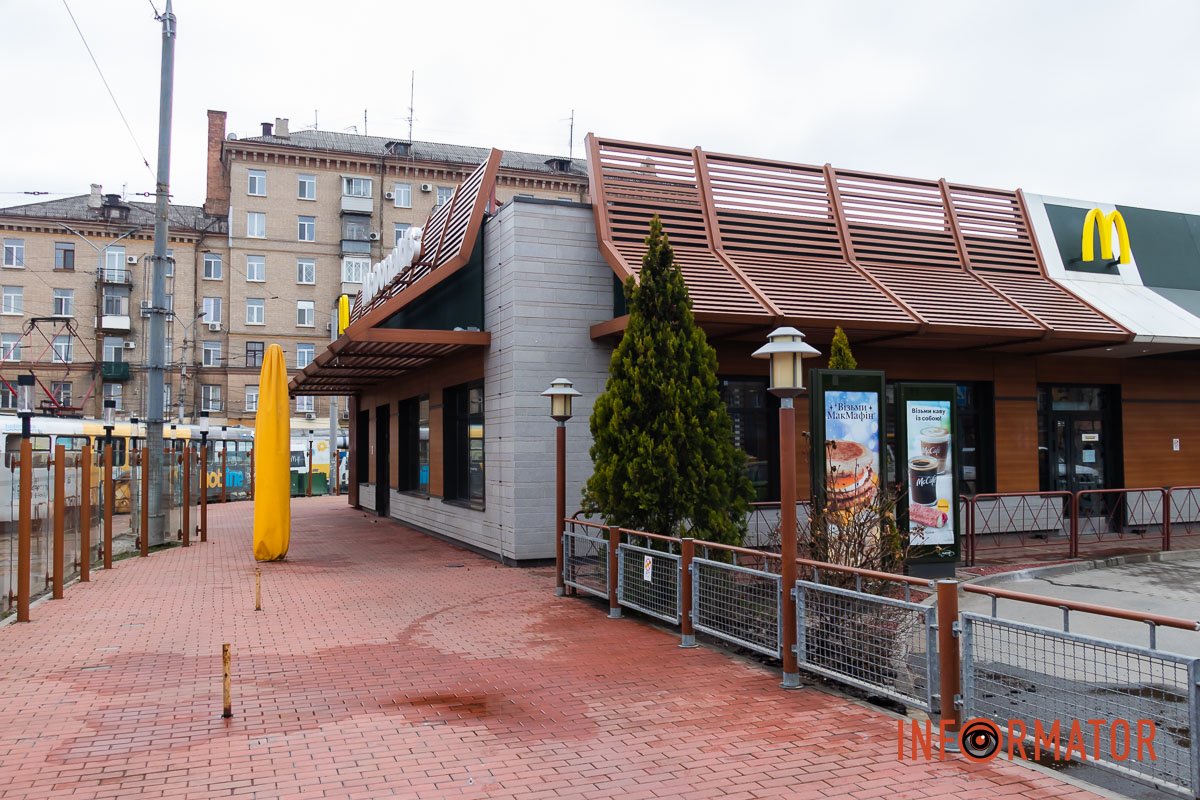 Працівники прибирають територію