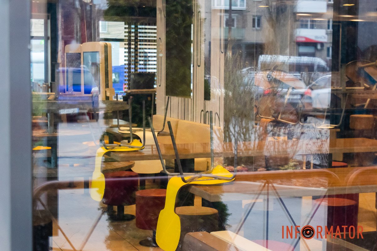 Всередині горить світло