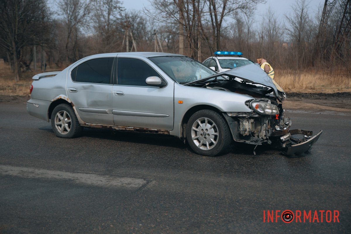 Nissan повертав з шосе на проспект Праці 