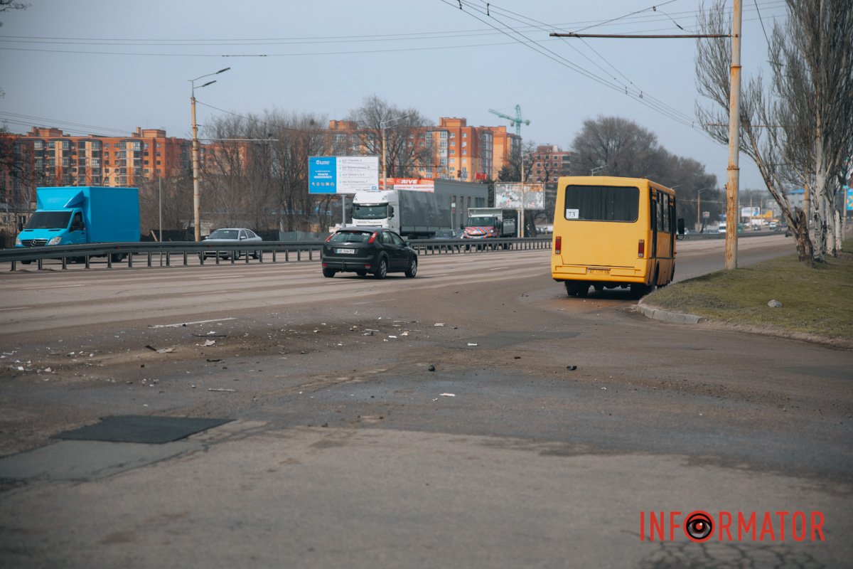 На перехресті залишилися уламки