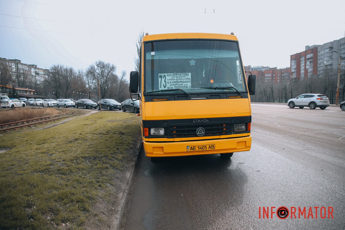 На Запорізькому шосе Nissan врізався в автобус №73 