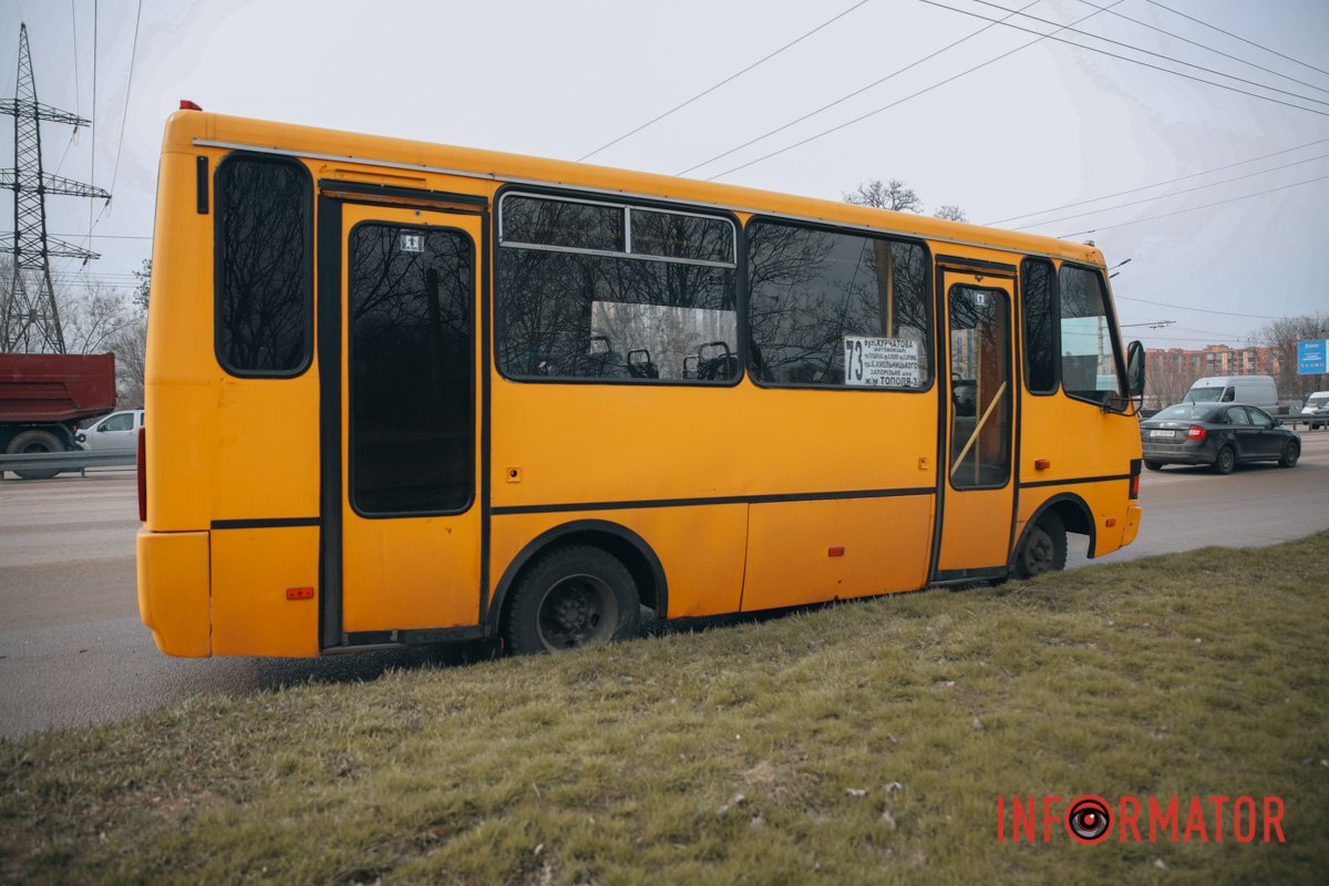 Nissan не пропустив автобус