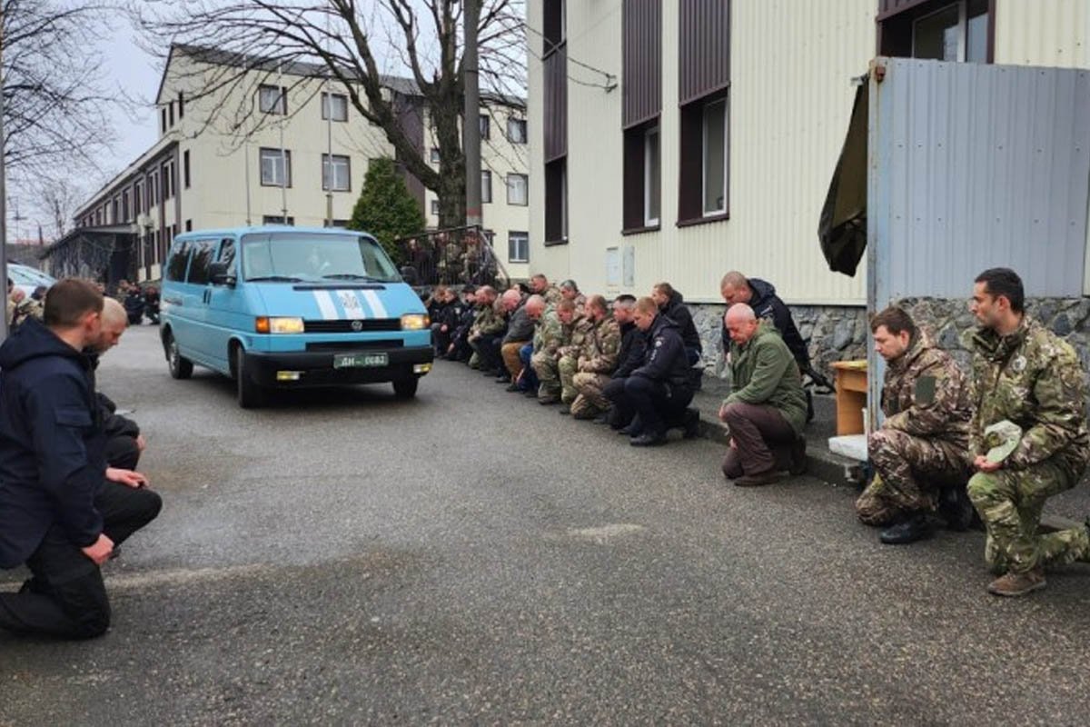 В пам’ять про колегу поліцейські стали на коліна
