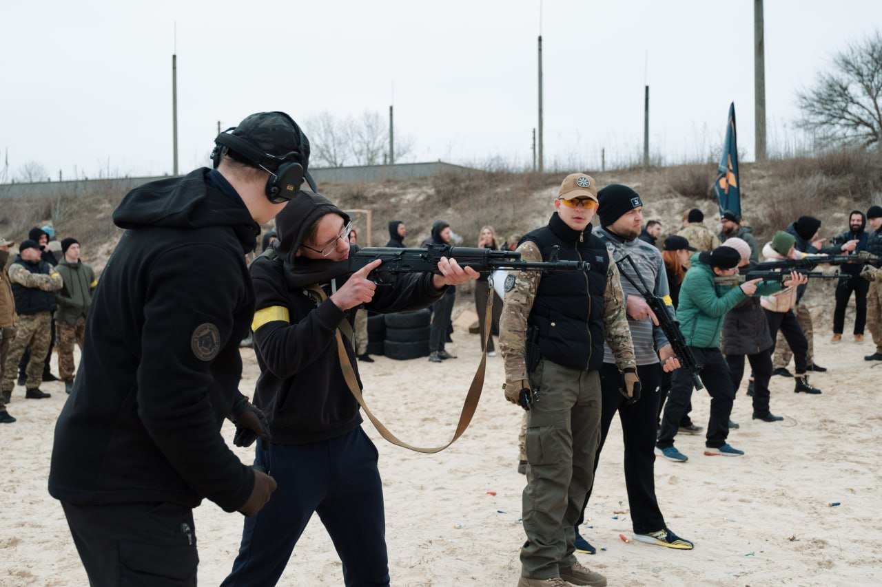 На вогневій підготовці кожен охочий міг потренуватися в стрільбі з автомату Калашнікова 