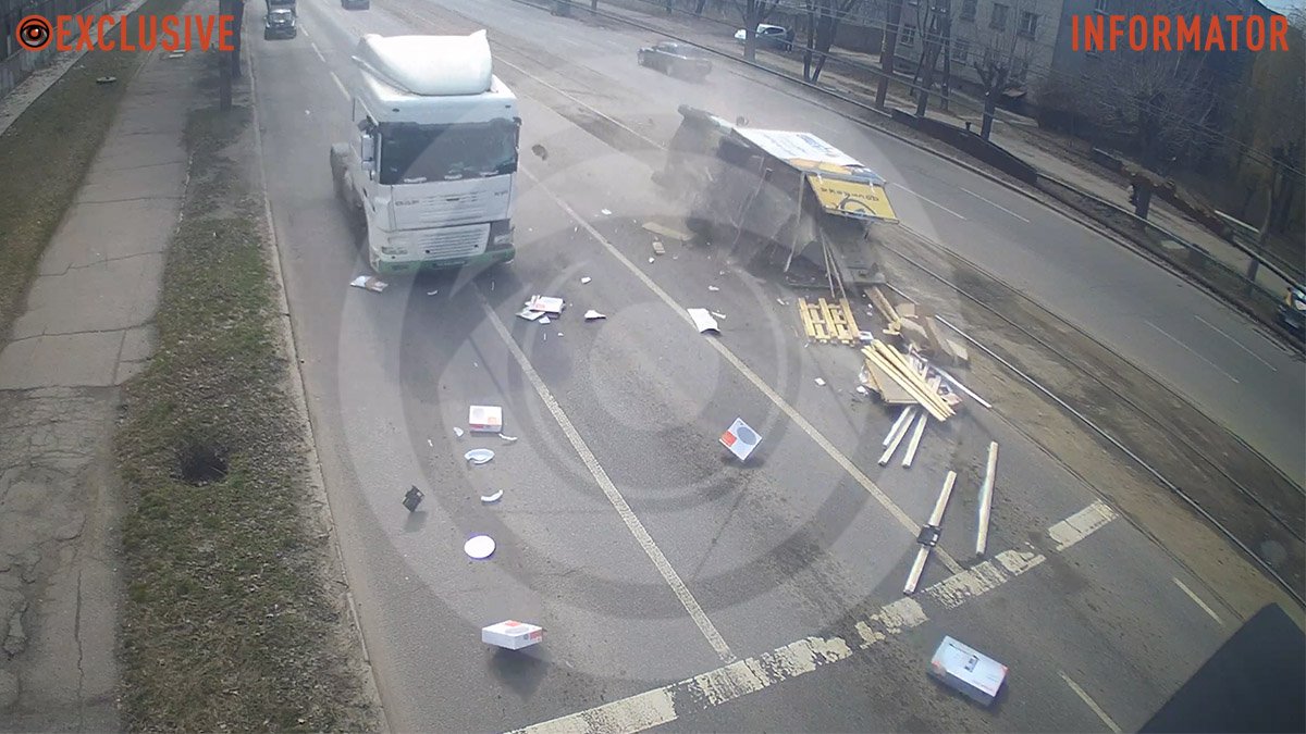 Відео моменту ДТП: у Дніпрі на Богдана Хмельницького фура врізалася у «ГАЗель», та перекинулася