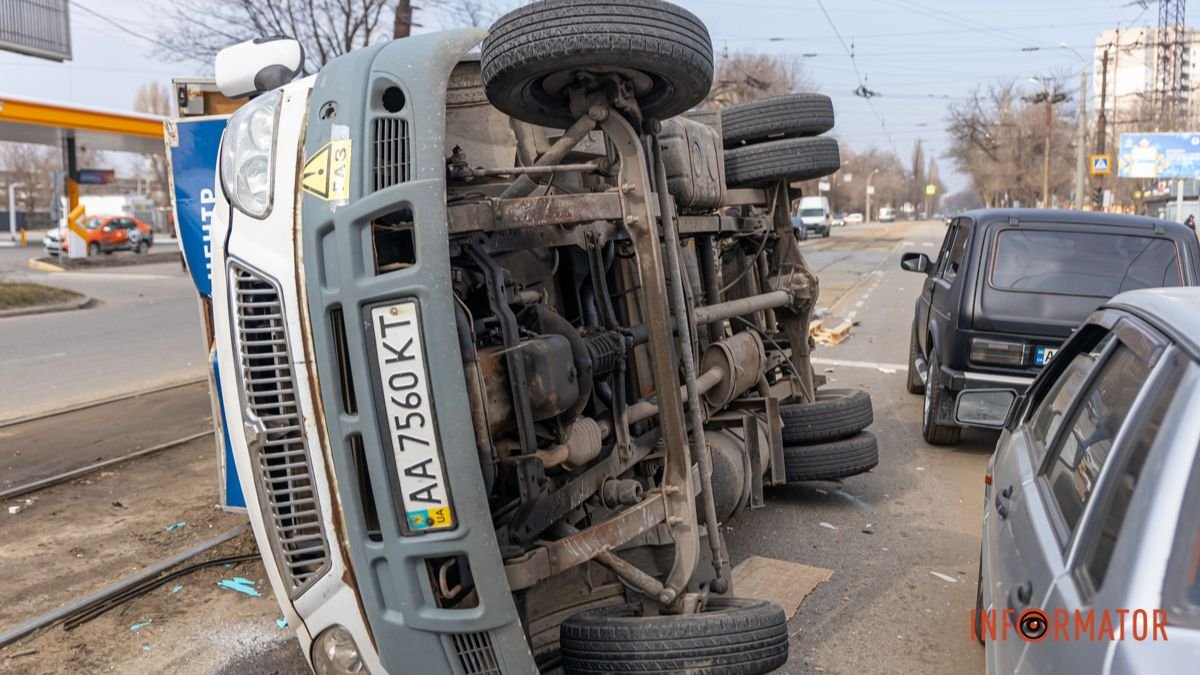 У Дніпрі на Богдана Хмельницького зіштовхнулись дві вантажівки: “ГАЗель” з електротехнікою перекинулась