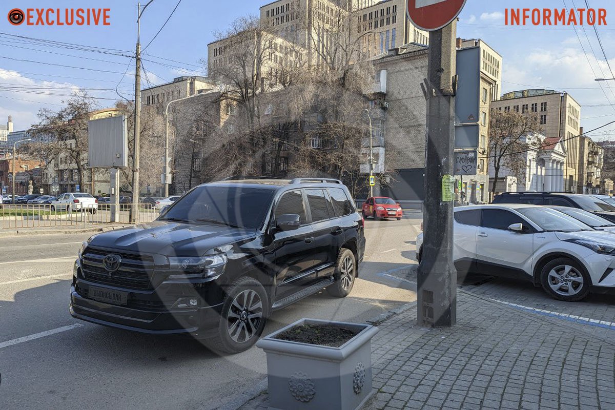 На рамці номера Toyota зроблений напис “Выписывай"