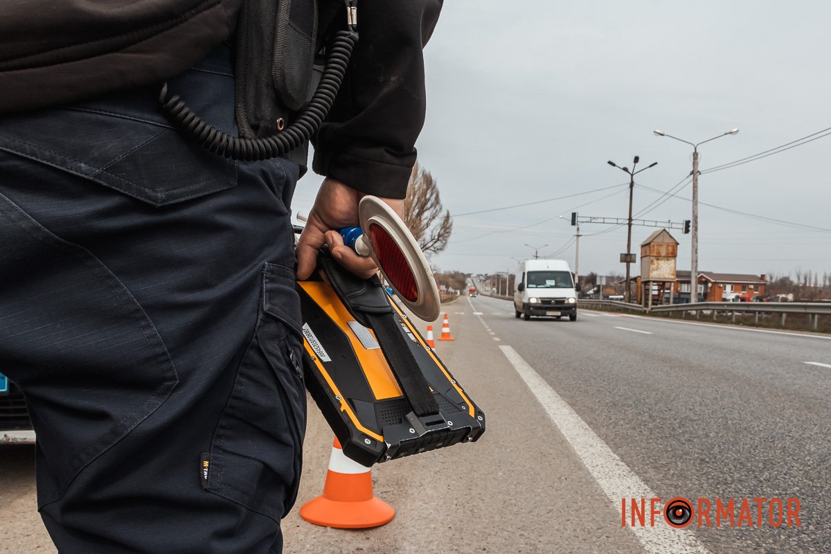 Поліцейські щодня слідкують за безпекою на дорогах