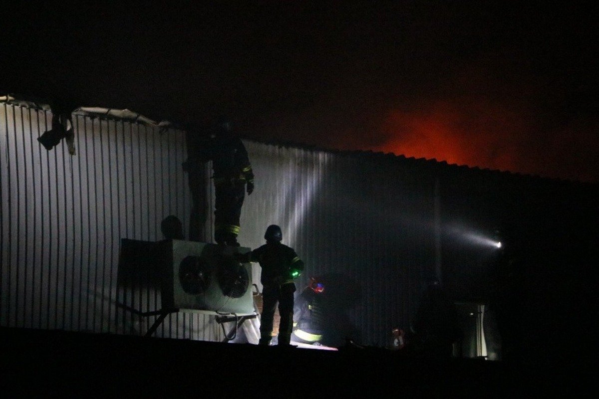 В результаті ворожого удару загорівся металевий ангар, в якому зберігались овочі та фрукти В результаті ворожого удару загорівся металевий ангар, в якому зберігались овочі та фрукти