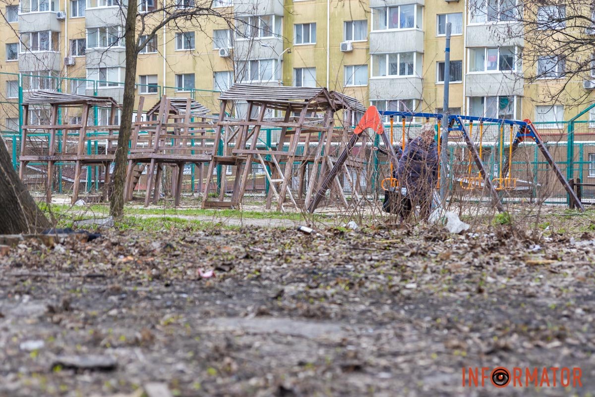 Люди скаржаться на стихійне звалище поряд з майданчиком  