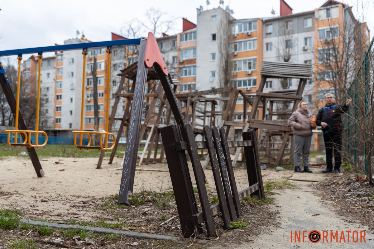 Батьки вже почали розбирати небезпечний майданчик 