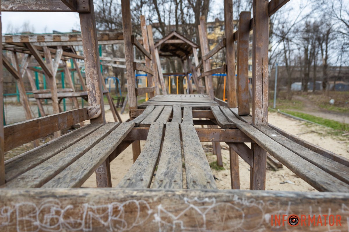 Всюди гнилі дошки та небезпека