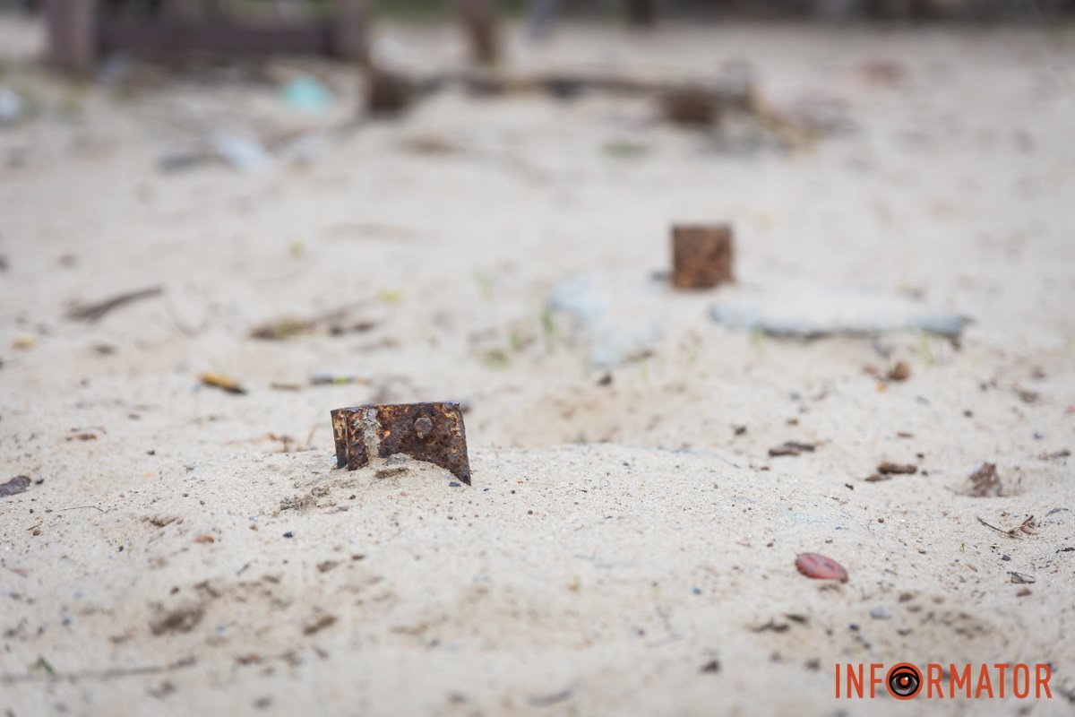 З піску стирчить арматура