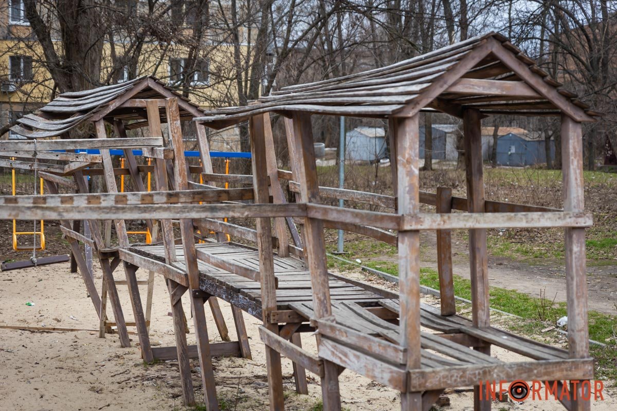 Всюди стирчать іржаві цвяхи 