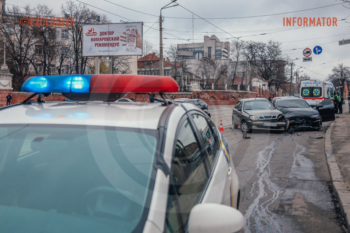 Обидві автівки вилетіли на зустрічну смугу