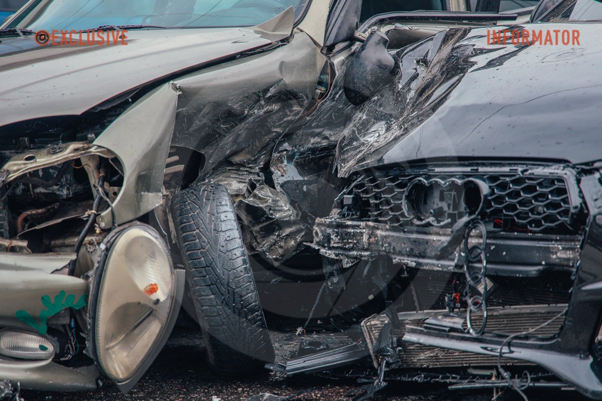 Автівки отримали пошкодження