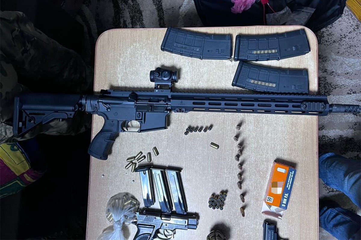 У затриманих вилучили цілий арсенал зброї У затриманих вилучили цілий арсенал зброї