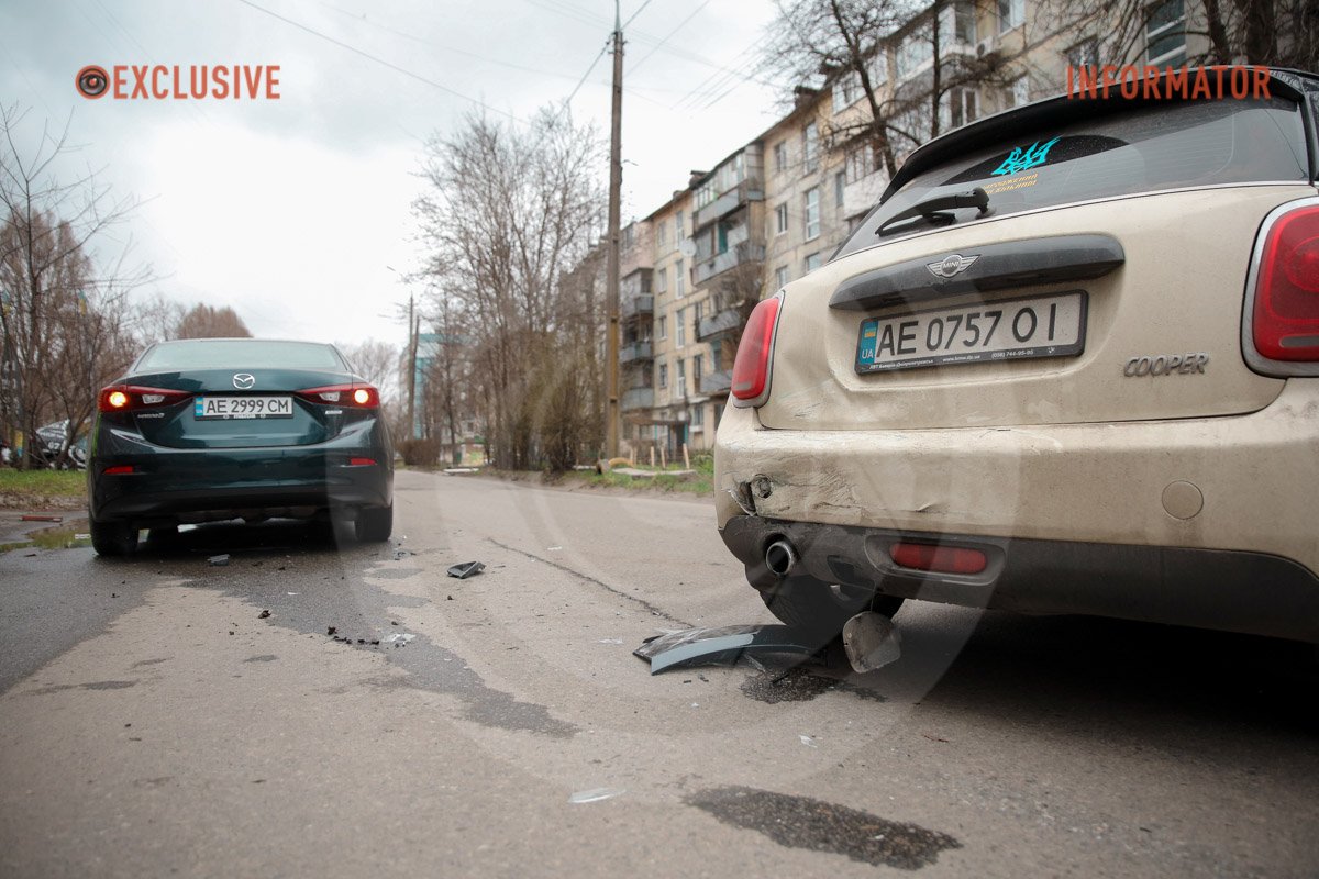На дорозі уламки від транспортних засобів На дорозі уламки від транспортних засобів