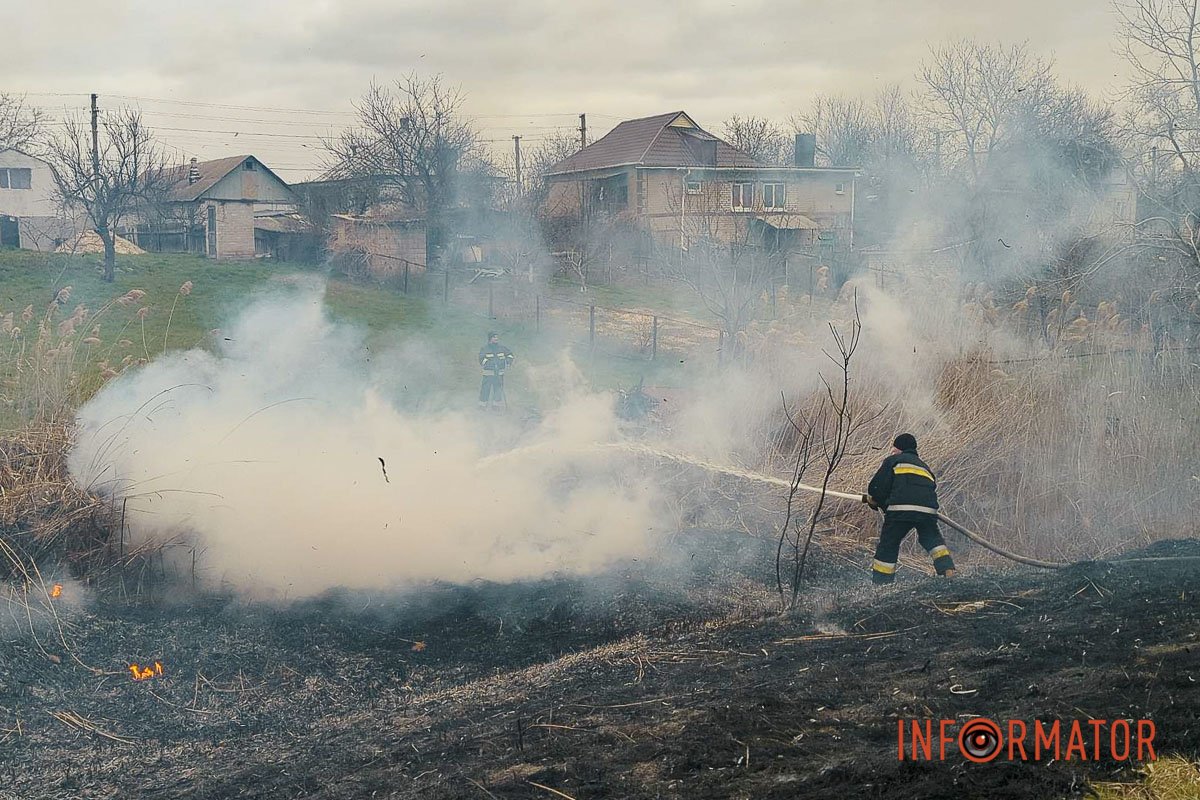 Надзвичайники приборкують вогонь