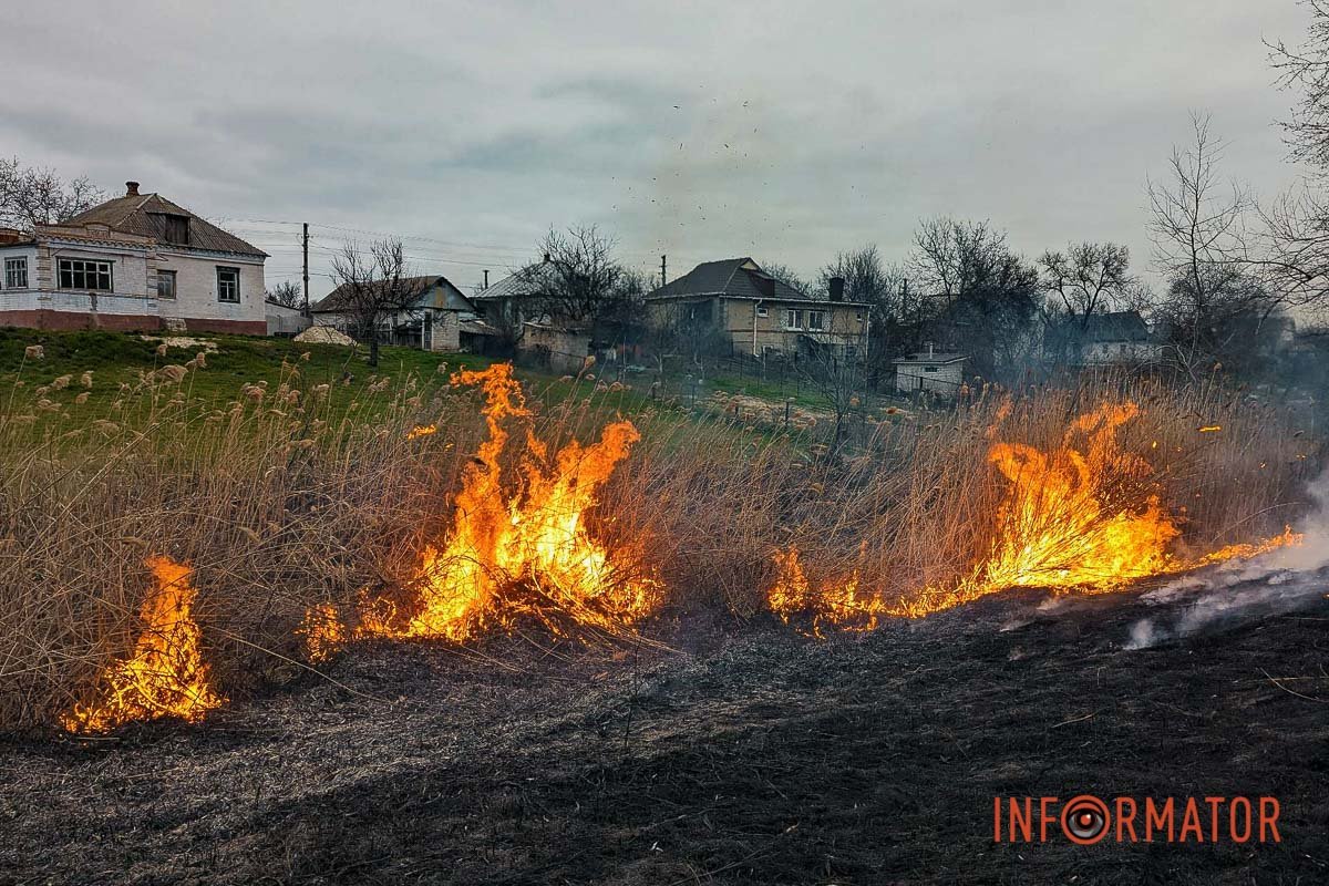 Вогонь палає біля вулиць Приозерна та Алуштинська