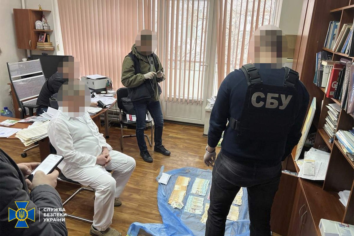 Один з керівників Дніпропетровського діагностичного центру, який є провідним обласним закладом з проведення складних кардіохірургічних операцій, налагодив протиправну схему Один з керівників Дніпропетровського діагностичного центру, який є провідним обласним закладом з проведення складних кардіохірургічних операцій, налагодив протиправну схему