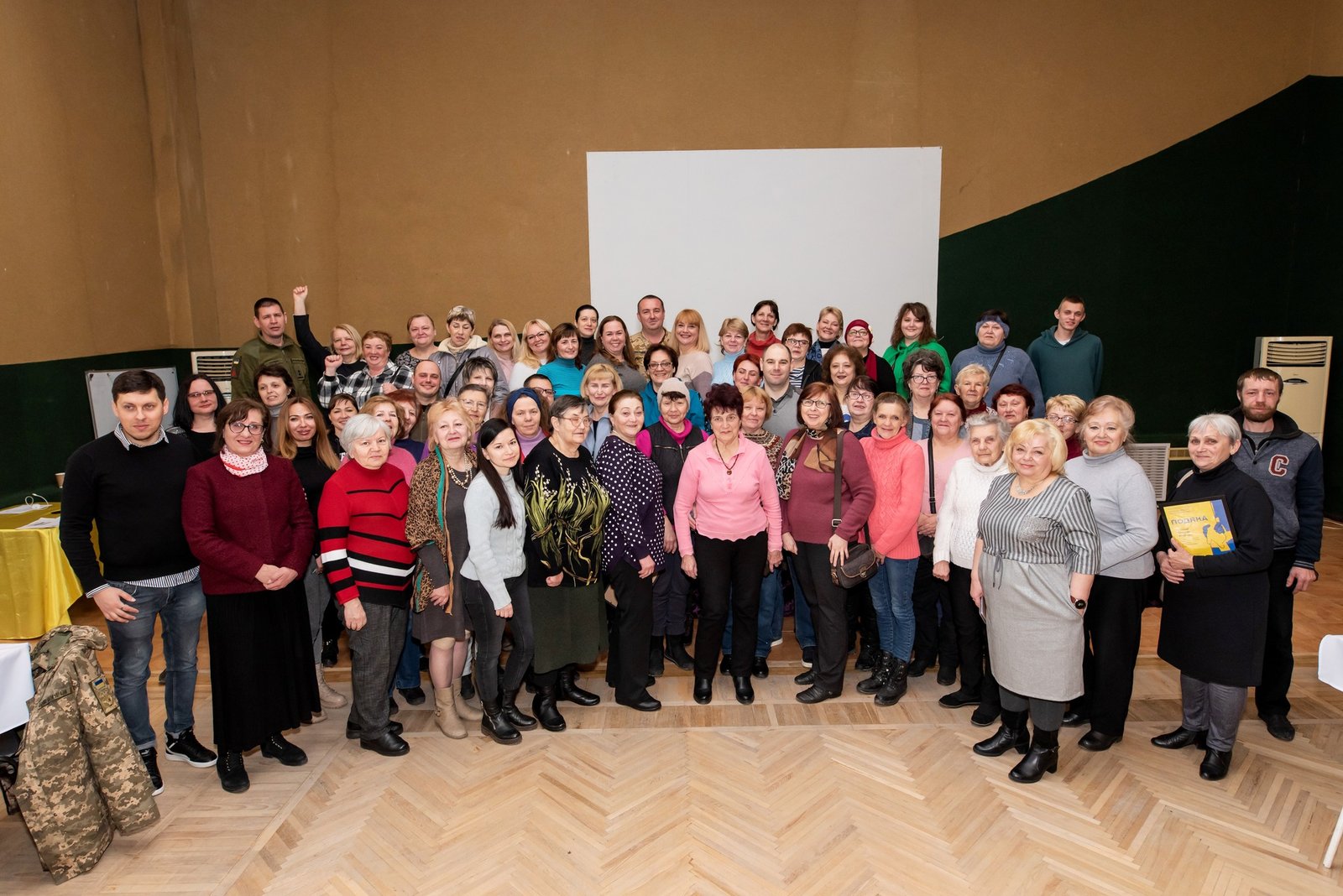 Всього у проєкті взяли участь 85 жінок, вони зв'язали 1073 пари шкарпеток