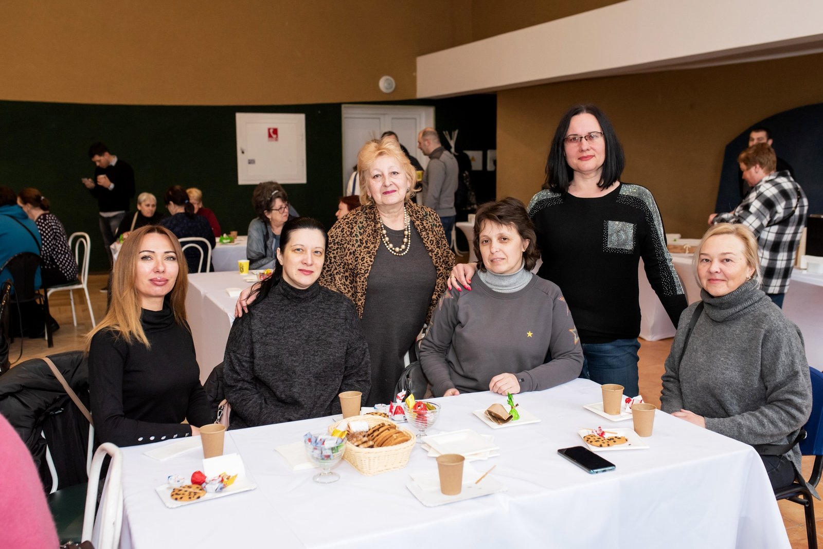 Із задоволенням вони перезнайомились і між собою за душевним чаюванням