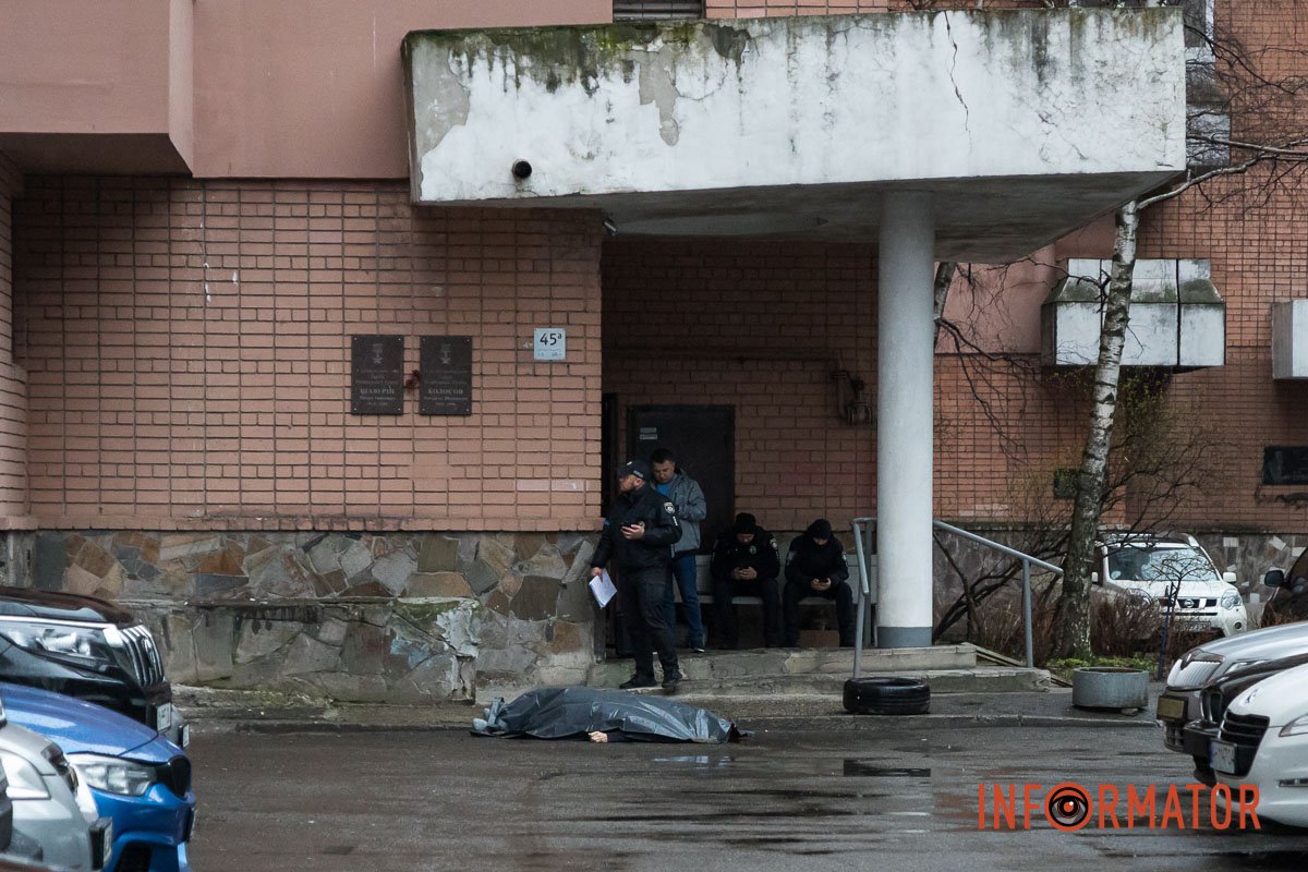 Станом на 18:50 тіло лежить поблизу будинку