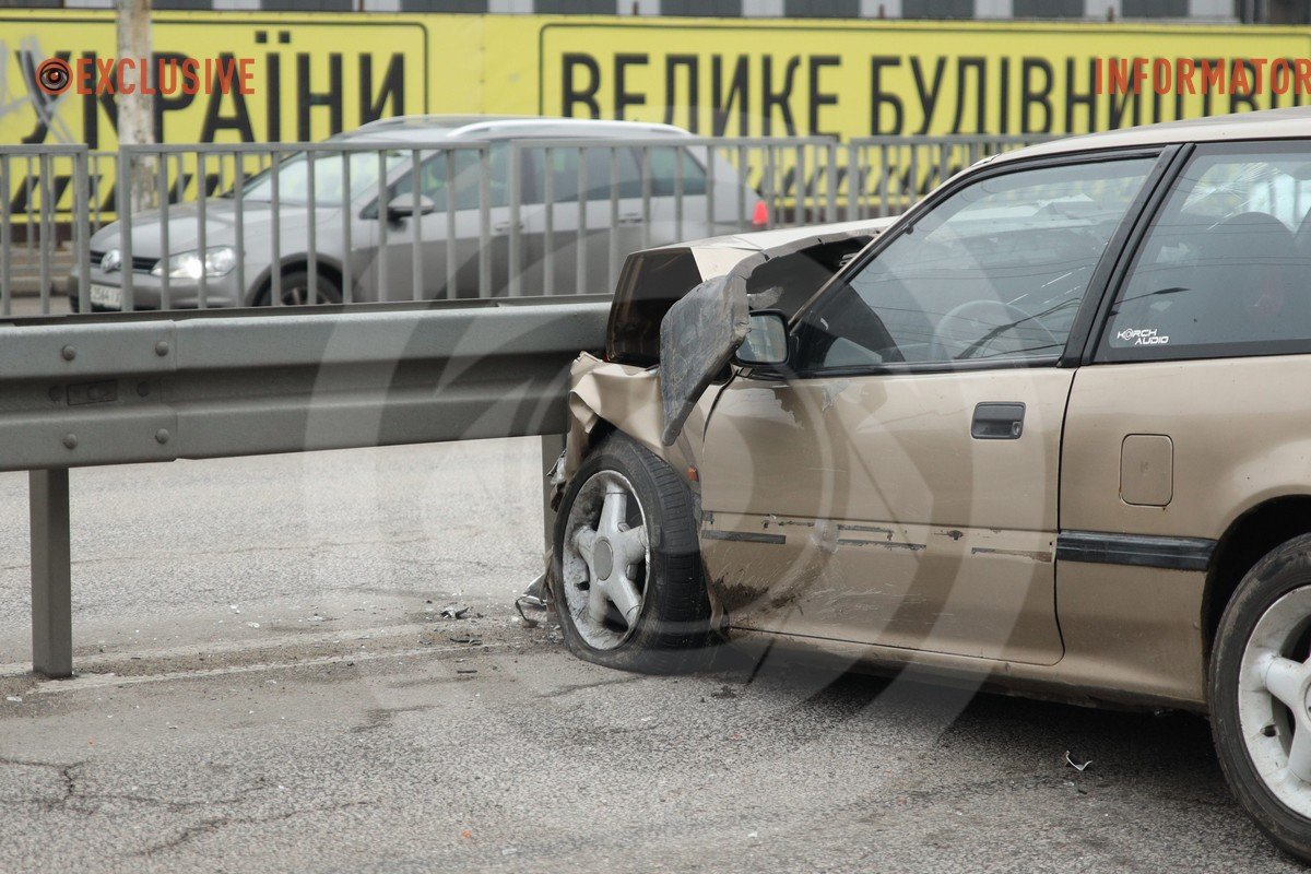 Автівка врізалась у відбійник