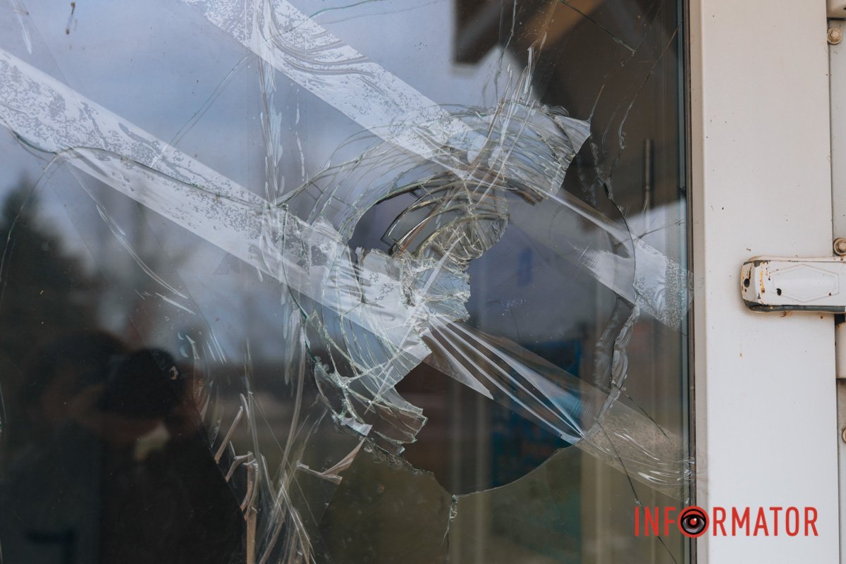Також вандали розбили скло на запасних дверях