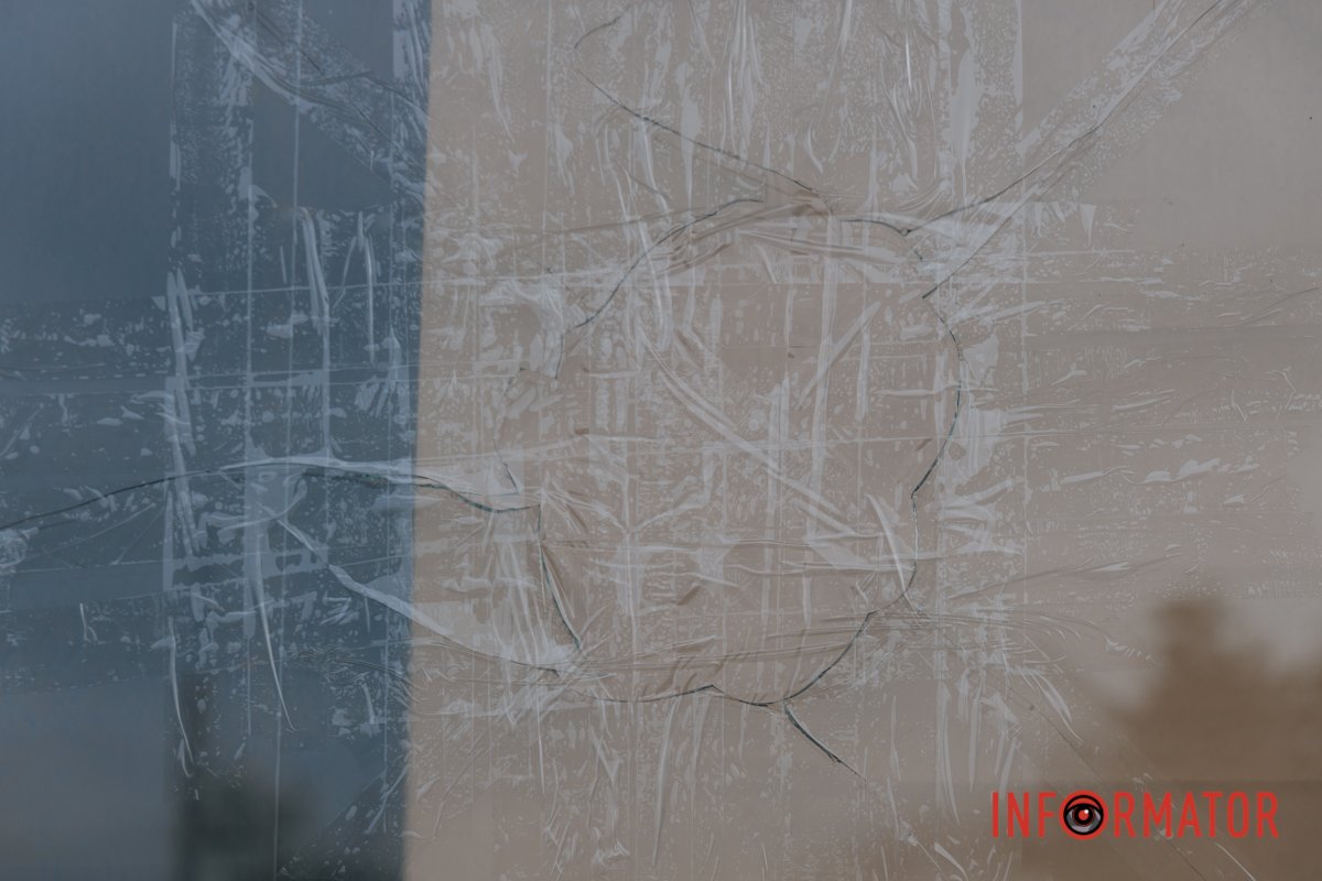 Співробітники Льодової арени заклеїли дірку скотчем