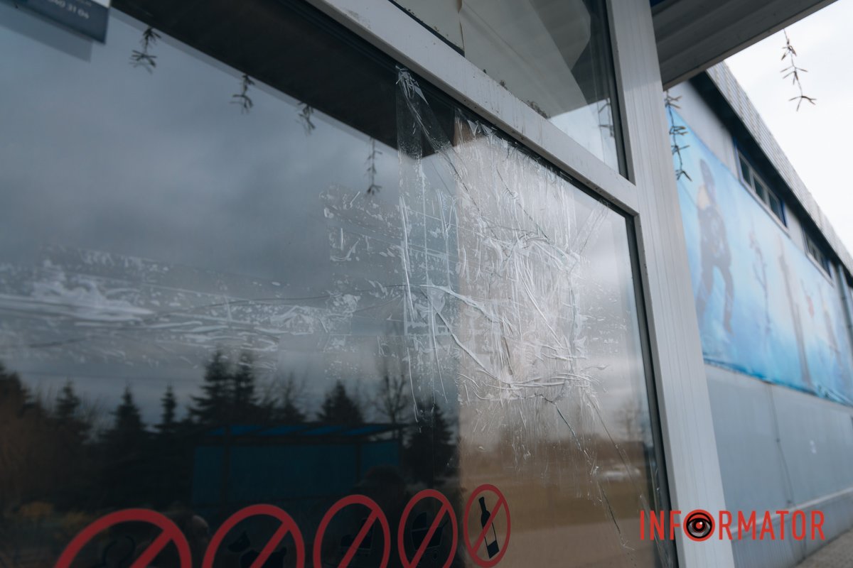Вандали розбили скло на вхідній групі 