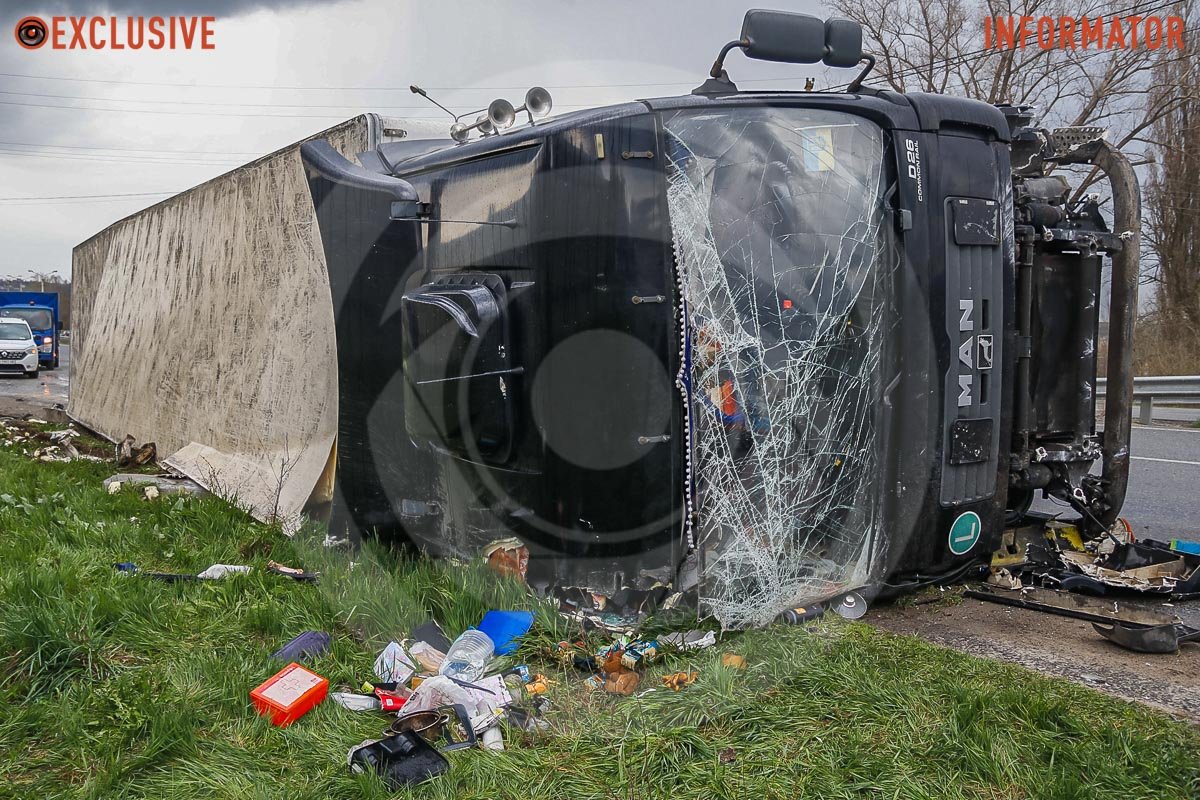 Тут зіштовхнулись фура та мікроавтобус з пасажирами Тут зіштовхнулись фура та мікроавтобус з пасажирами