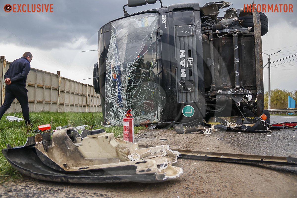 Пасажира та водія мікроавтобуса забрала швидка Пасажира та водія мікроавтобуса забрала швидка