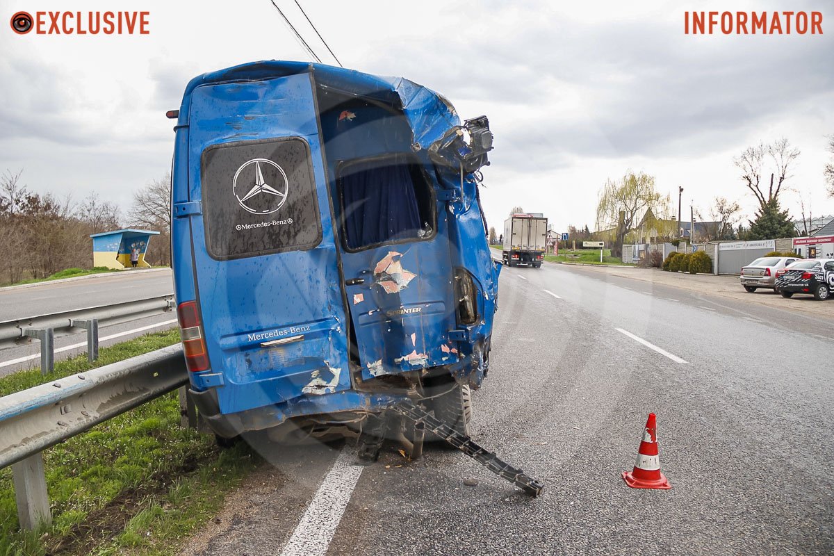 Його похитнуло, в наслідок чого відбулось зіткнення та фура перекинулась на бік Його похитнуло, в наслідок чого відбулось зіткнення та фура перекинулась на бік
