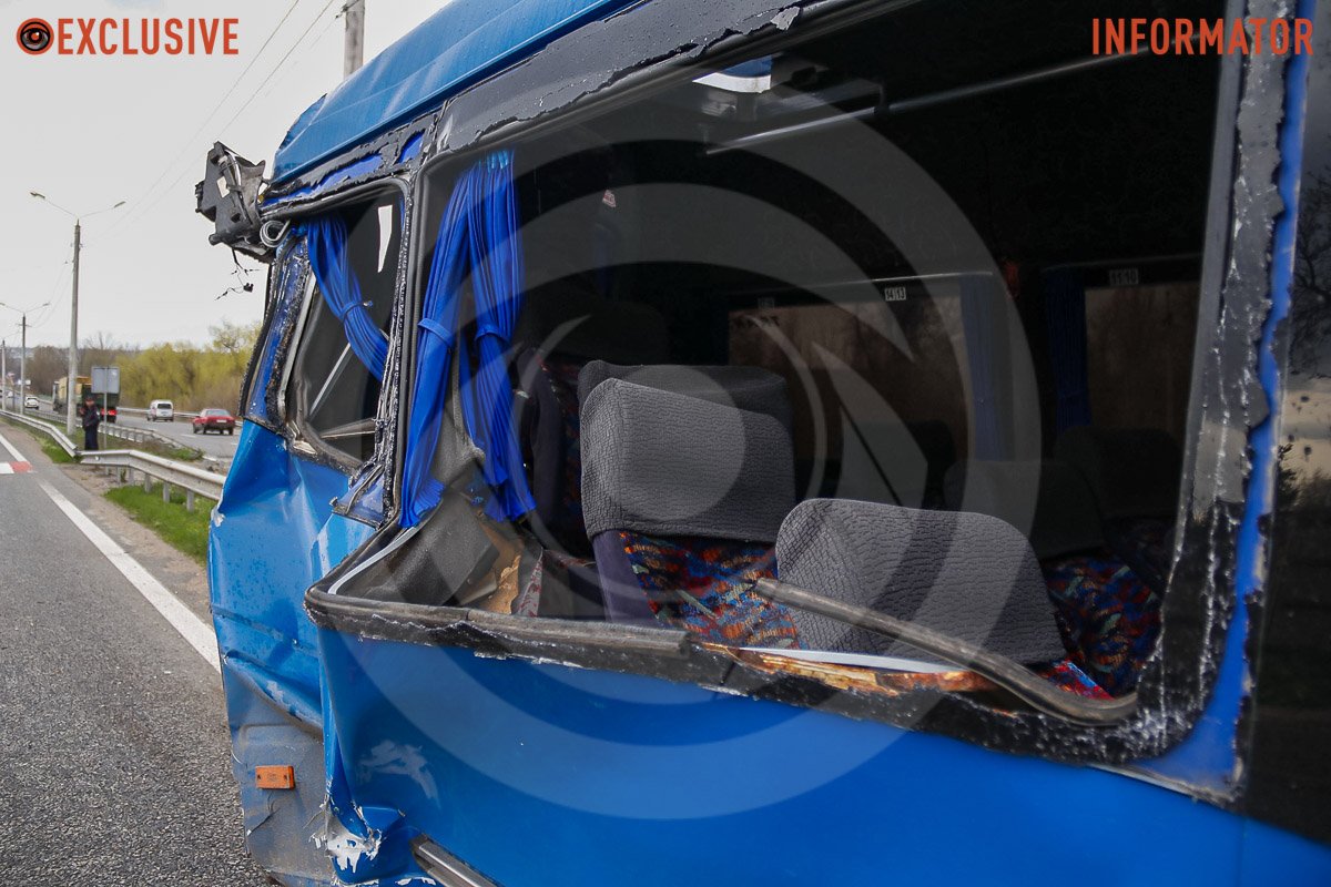 За попередньою інформацією, водій мікроавтобуса забирав людей з зупинки За попередньою інформацією, водій мікроавтобуса забирав людей з зупинки