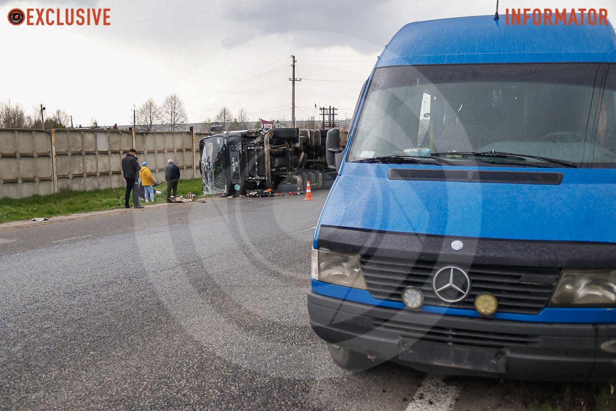 Вони з'ясовують усі обставини аварії Вони з'ясовують усі обставини аварії