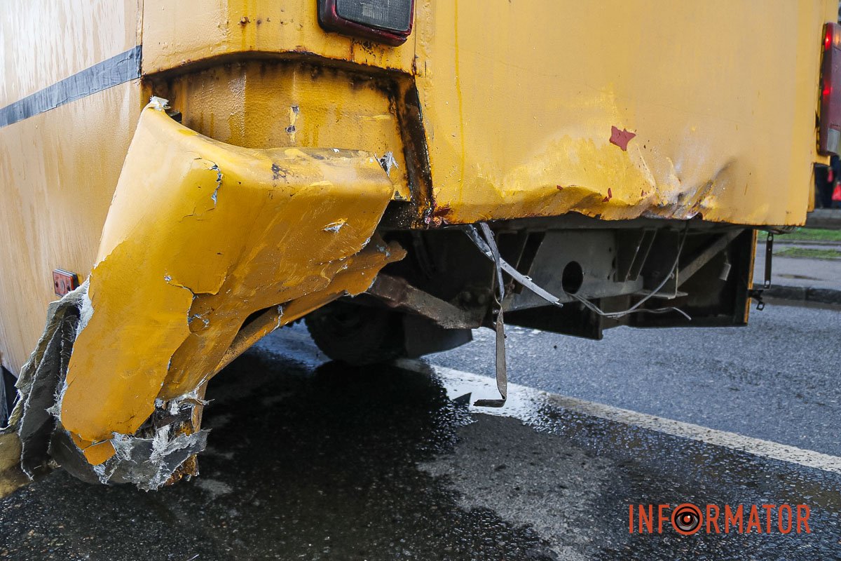 Водій автобуса розповів, що він зупинився пропустити людей на пішохідному переході