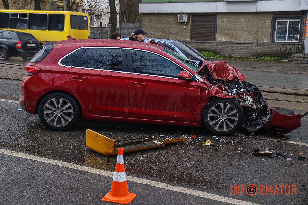 Тут Hyundai Elantra врізався в автобус №106