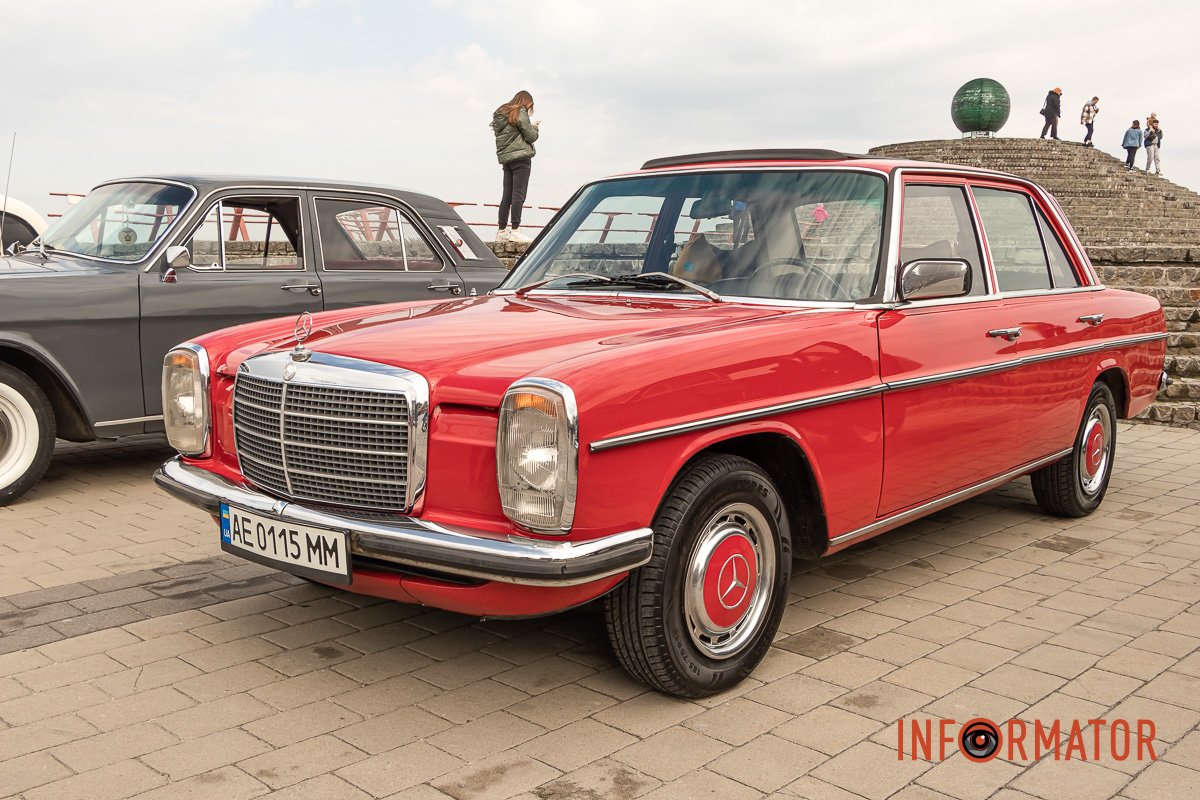 У Дніпрі пройшов пробіг ретро-машин У Дніпрі пройшов пробіг ретро-машин
